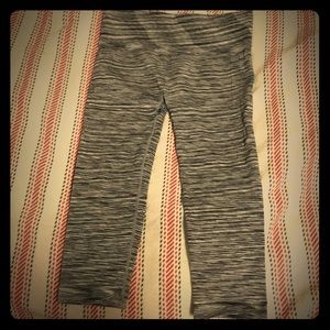 Black/White textured/lined capris!